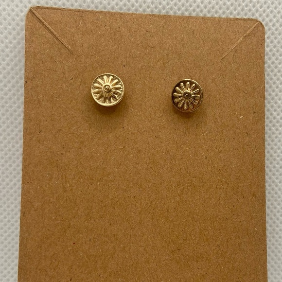 NWOT Forever 21 Gold Floral Stud Earrings - Picture 2 of 3